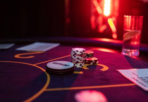 markas138 slot Blackjack table interface on mobile showing live dealer, player hands, betting controls, and table chat on Android and iOS